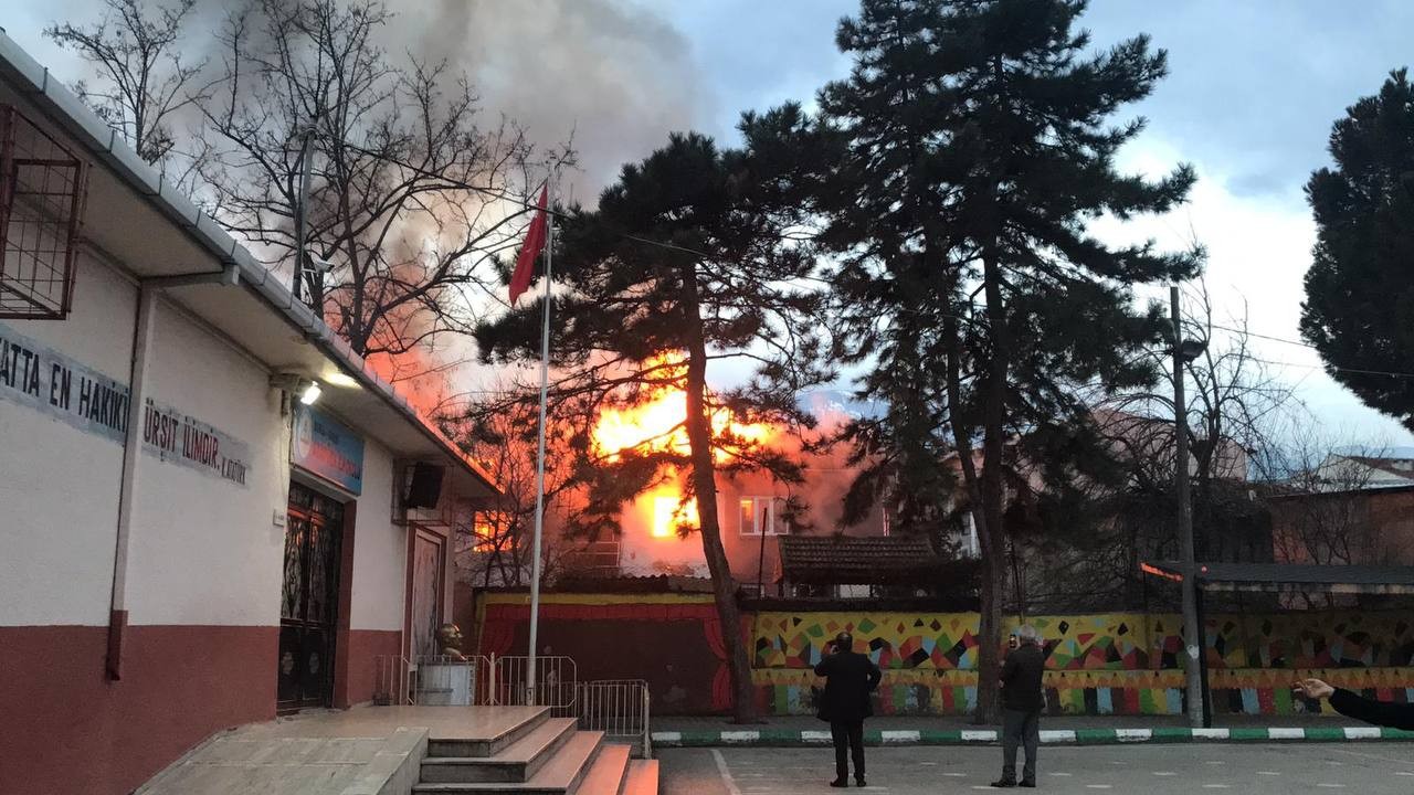 Bursa’da bir ilköğretim okulunun etrafındaki 3 ahşap ev alev alev yanınca okulun bir bloğu tahliye edildi. Yangına müdahale eden itfaiye ekipleri ...