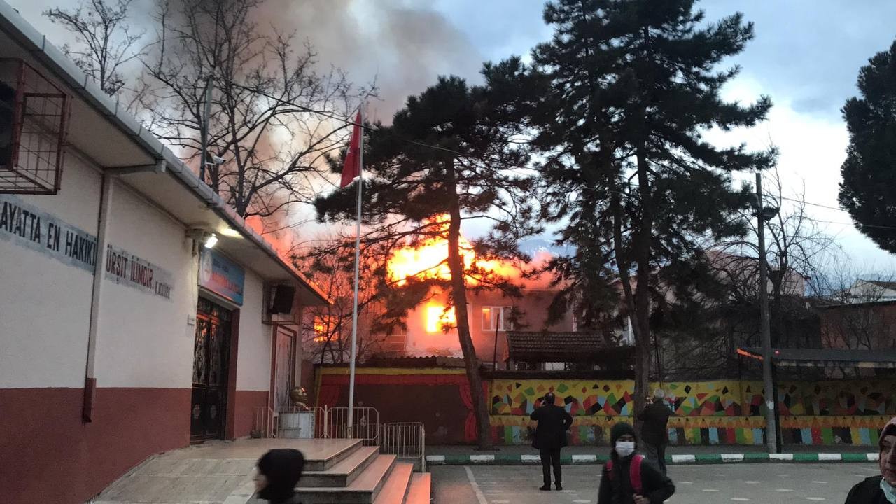 Bursa’da bir ilköğretim okulunun etrafındaki 3 ahşap ev alev alev yanınca okulun bir bloğu tahliye edildi. Yangına müdahale eden itfaiye ekipleri ...