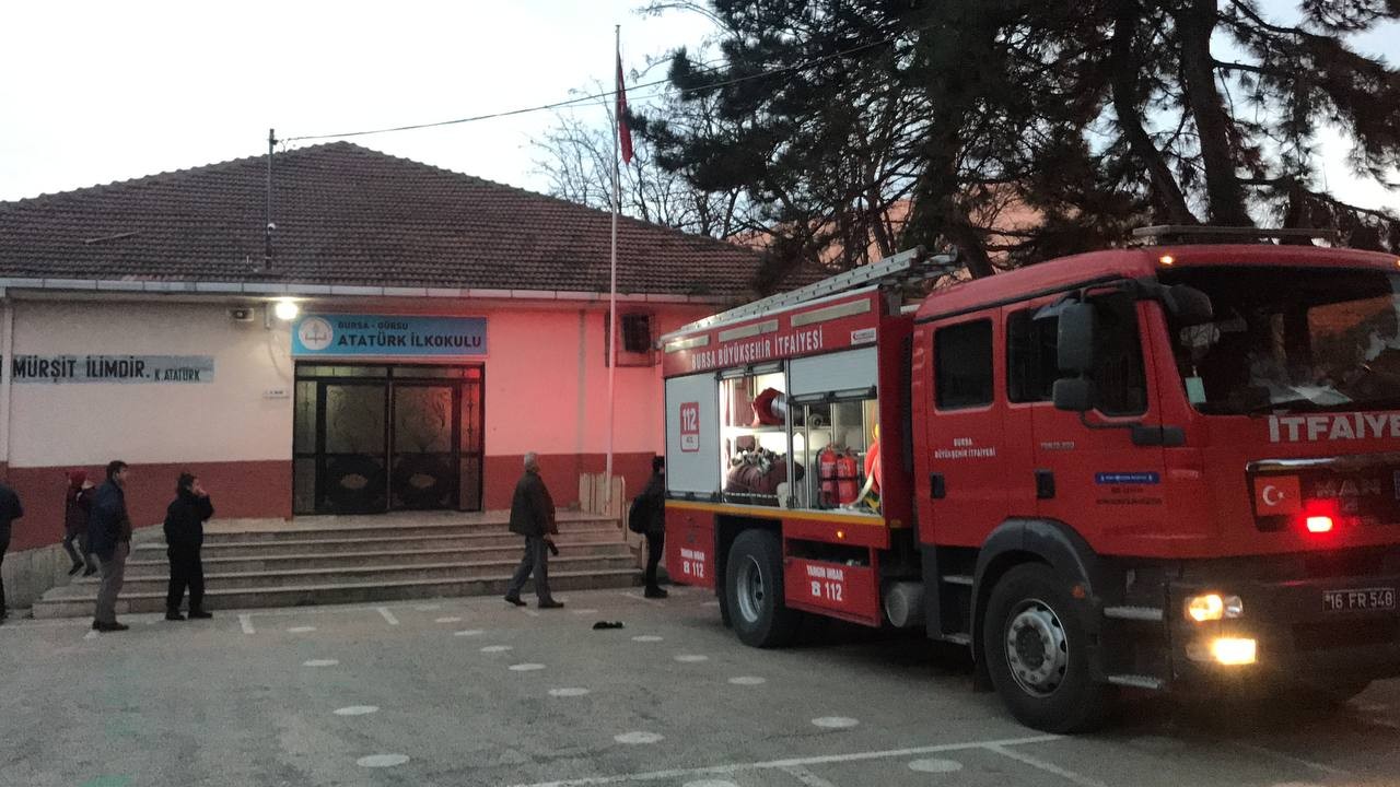 Bursa’da bir ilköğretim okulunun etrafındaki 3 ahşap ev alev alev yanınca okulun bir bloğu tahliye edildi. Yangına müdahale eden itfaiye ekipleri ...