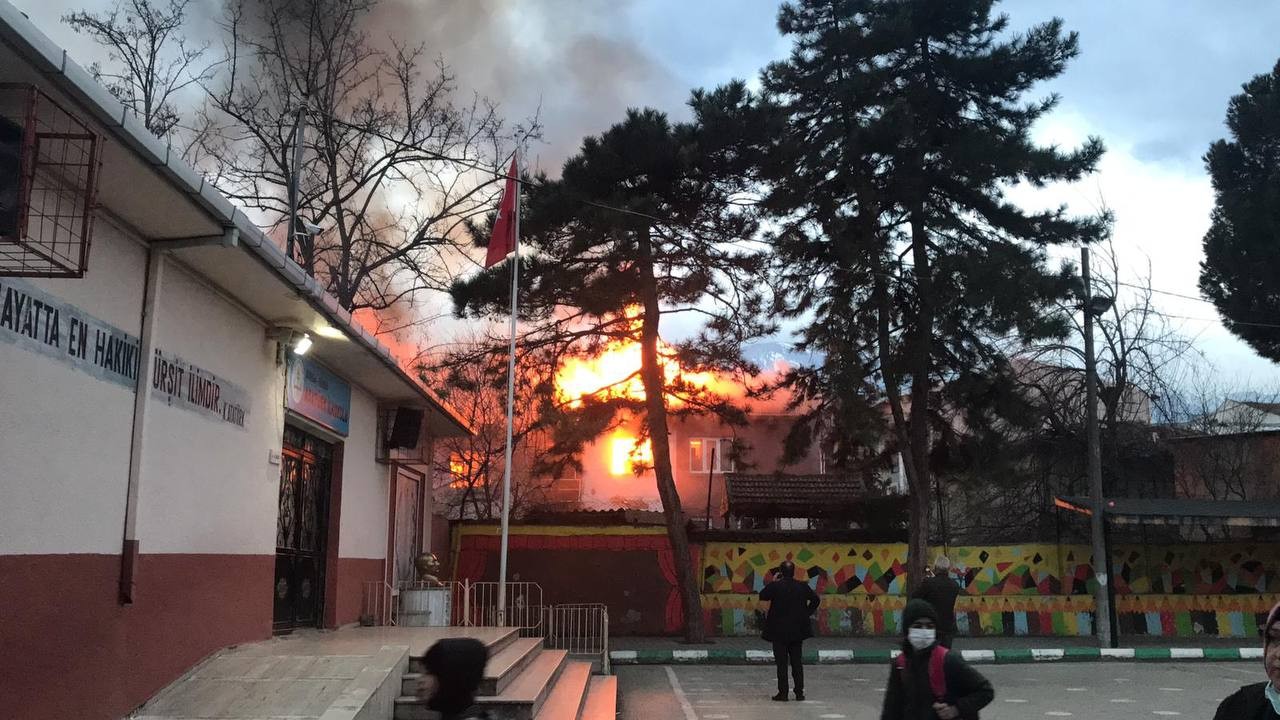 Bursa’da bir ilköğretim okulunun etrafındaki 3 ahşap ev alev alev yanınca okulun bir bloğu tahliye edildi. Yangına müdahale eden itfaiye ekipleri ...