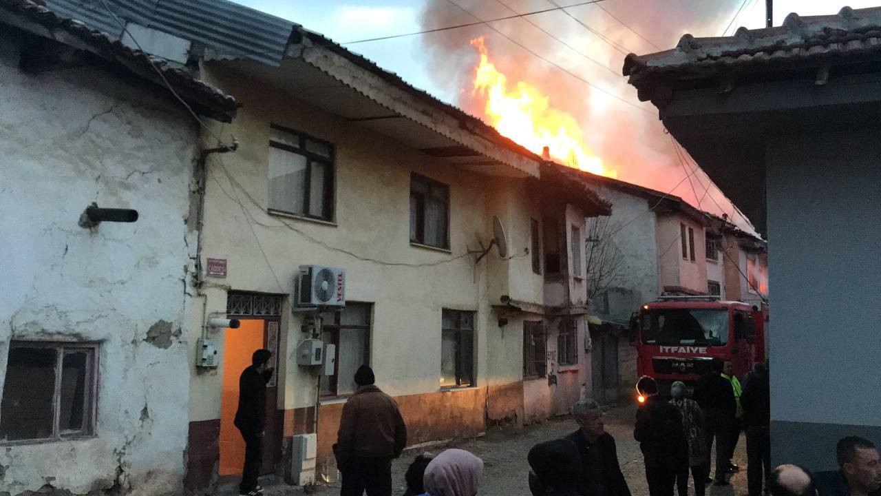 Bursa’da bir ilköğretim okulunun etrafındaki 3 ahşap ev alev alev yanınca okulun bir bloğu tahliye edildi. Yangına müdahale eden itfaiye ekipleri ...