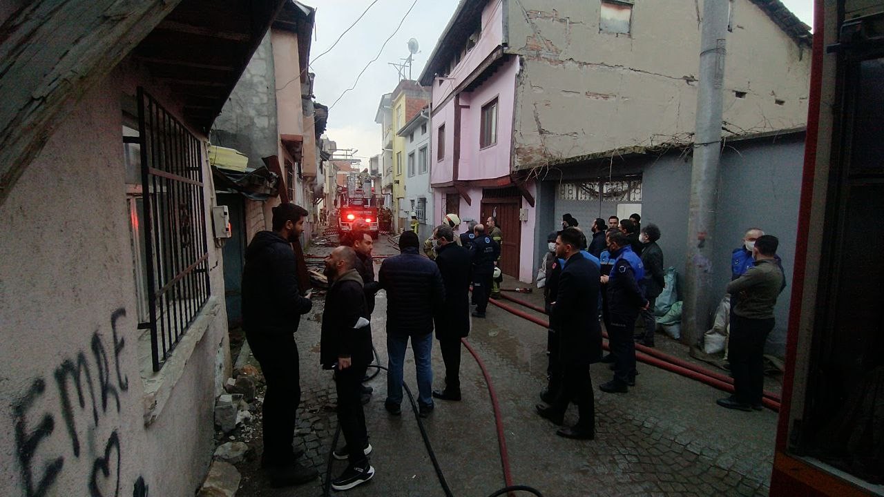 Bursa’da bir ilköğretim okulunun etrafındaki 3 ahşap ev alev alev yanınca okulun bir bloğu tahliye edildi. Yangına müdahale eden itfaiye ekipleri ...