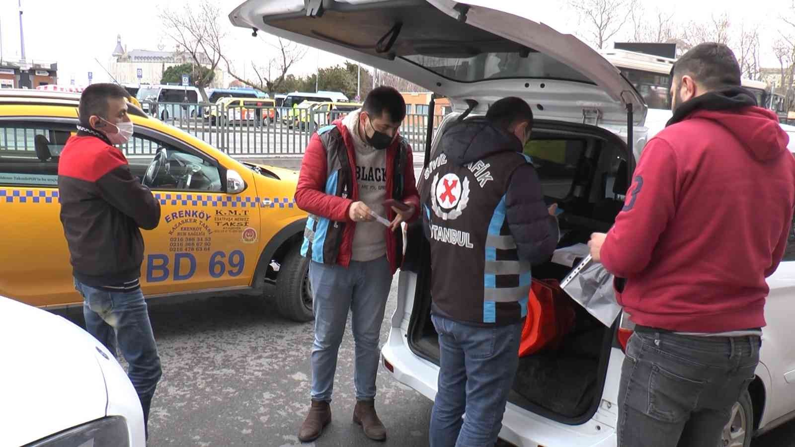 Kadıköy’de polis ekipleri taksicilere yönelik denetim gerçekleştirdi. Denetimler esnasında durdurulan 2 taksi sürücüsüne emniyet kemeri ...