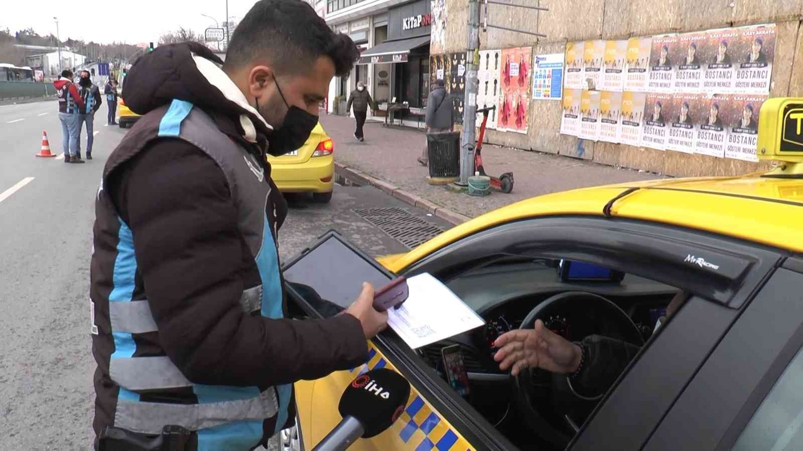 Kadıköy’de polis ekipleri taksicilere yönelik denetim gerçekleştirdi. Denetimler esnasında durdurulan 2 taksi sürücüsüne emniyet kemeri ...