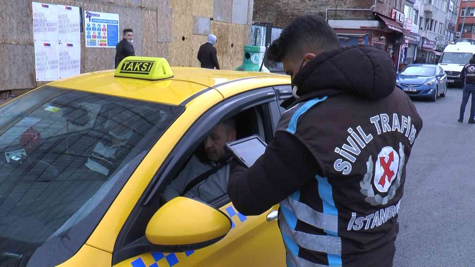 Kadıköy’de polis ekipleri taksicilere yönelik denetim gerçekleştirdi. Denetimler esnasında durdurulan 2 taksi sürücüsüne emniyet kemeri ...