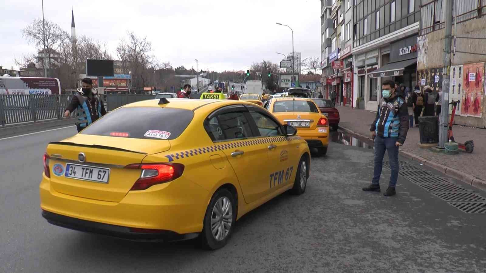 Kadıköy’de polis ekipleri taksicilere yönelik denetim gerçekleştirdi. Denetimler esnasında durdurulan 2 taksi sürücüsüne emniyet kemeri ...