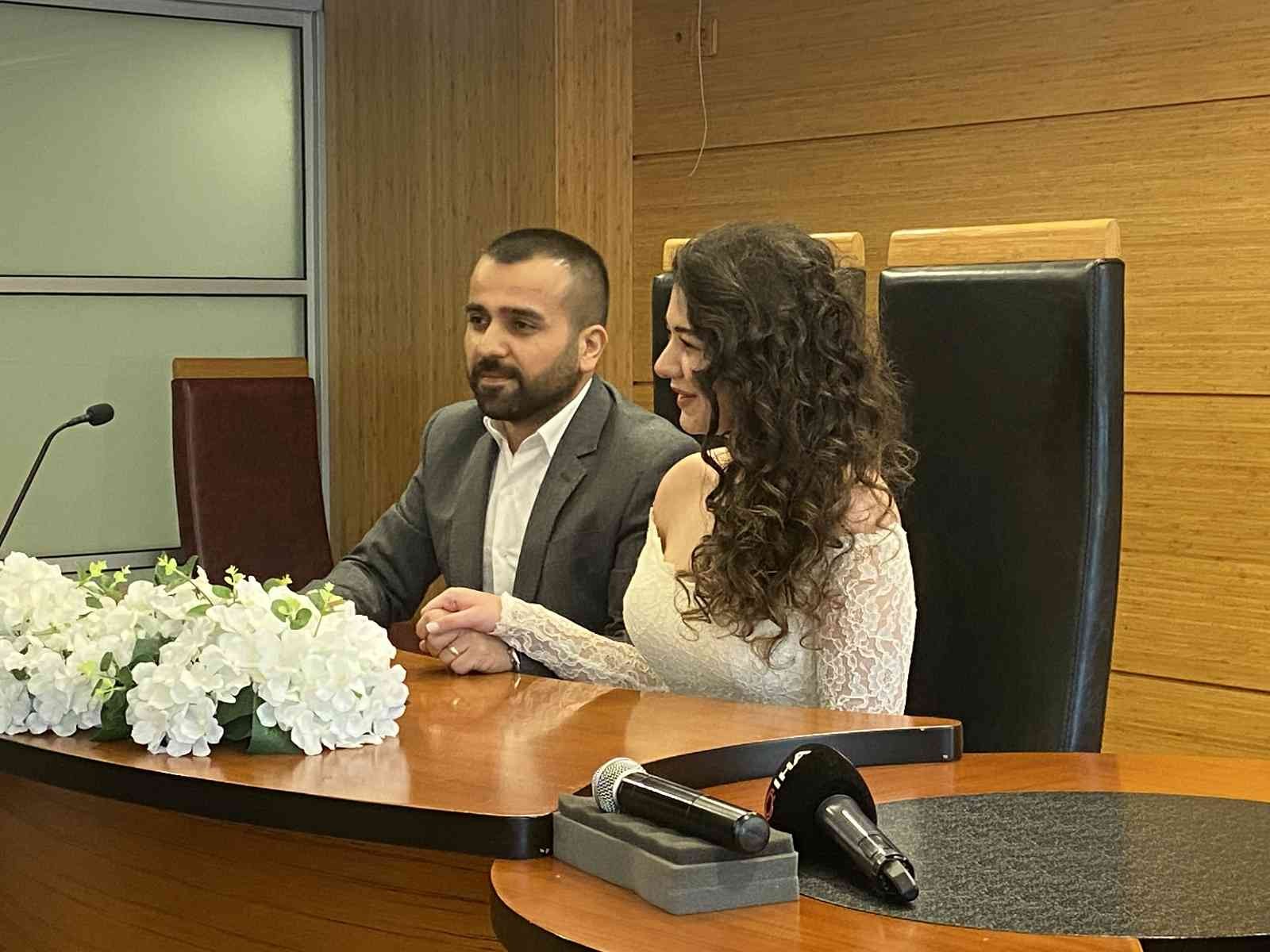 Kadıköy’de evlenme tarihlerinin özel olmasını isteyen çiftler, 22.02.2022 tarihinde nikah salonlarını doldurdu. Aylar öncesinden "22.02.2022"de ...