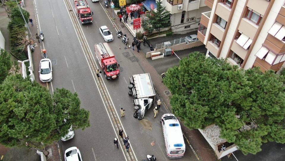 İstanbul Kadıköy’de sürücüsünün direksiyon hakimiyetini kaybettiği kamyonet, orta refüjü aşıp park halindeki 2 motosiklete çarptı. Çarpmanın ...