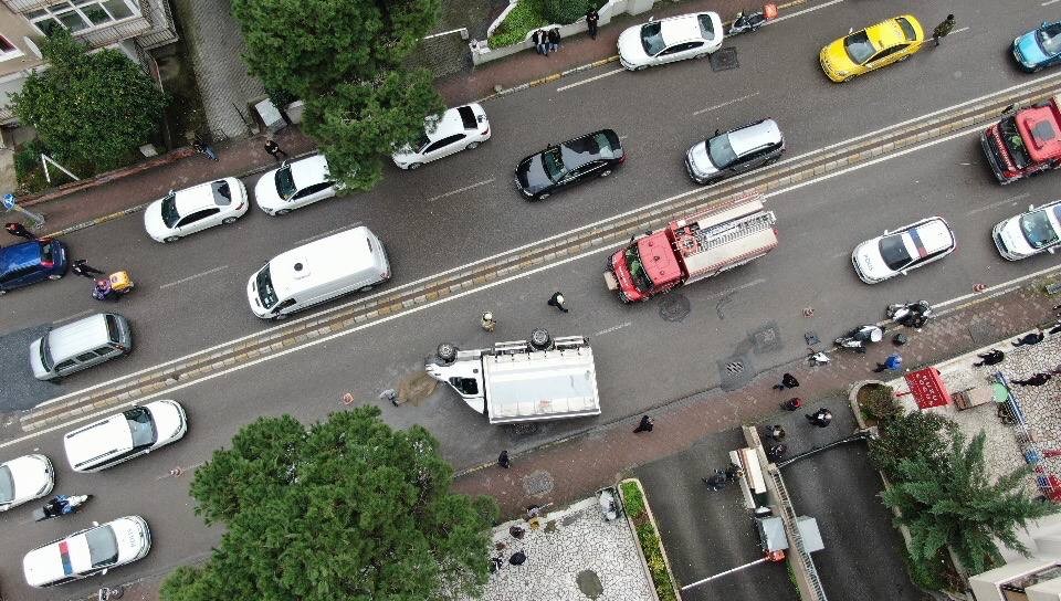 İstanbul Kadıköy’de sürücüsünün direksiyon hakimiyetini kaybettiği kamyonet, orta refüjü aşıp park halindeki 2 motosiklete çarptı. Çarpmanın ...