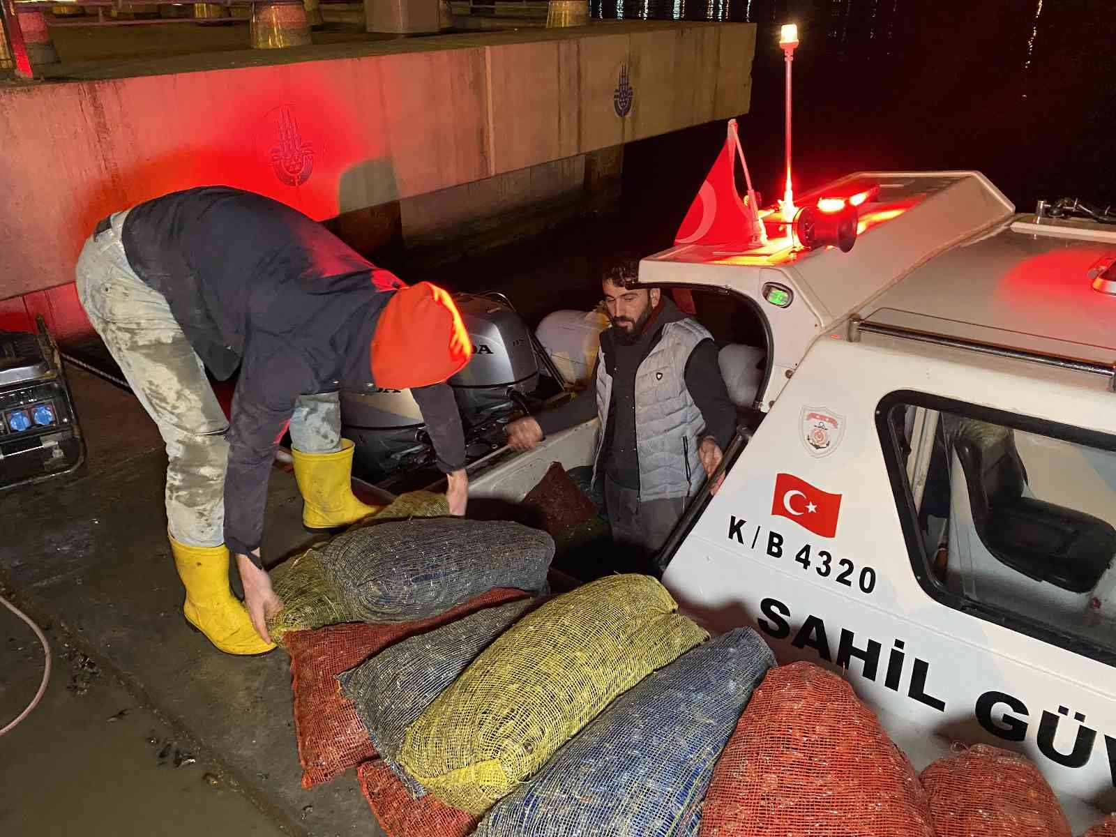 Kadıköy’de Sahil Güvenlik ekipleri, karanlığı fırsat bilerek denizde izinsiz şekilde midye toplayan 4 kişiyi yakaladı. Operasyonda, 10 bin lira ...