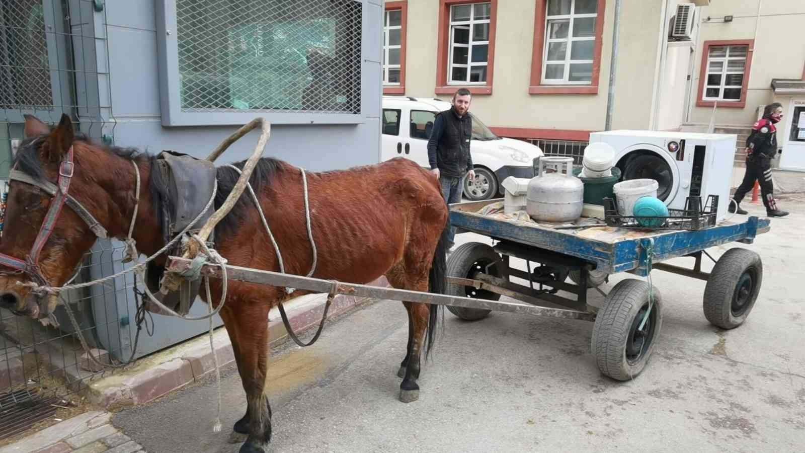 Bursa’nın İnegöl ilçesinde evlerini taşıyan ailenin apartman girişine bıraktığı çamaşır makinesini çalan şahıs ve eşi, Yunus Polis ekiplerince ...