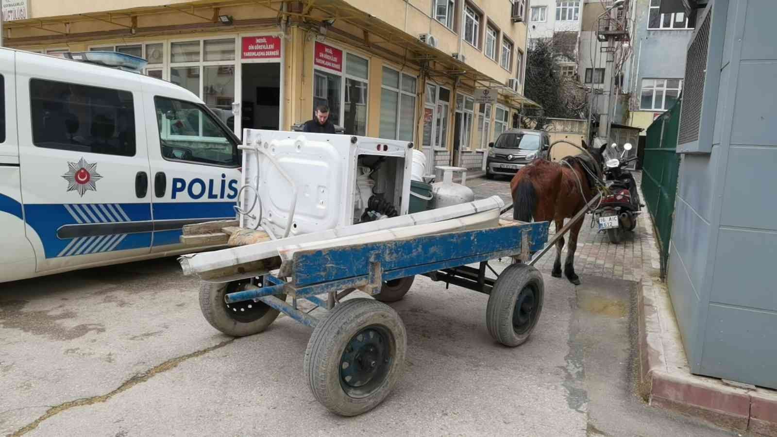 Bursa’nın İnegöl ilçesinde evlerini taşıyan ailenin apartman girişine bıraktığı çamaşır makinesini çalan şahıs ve eşi, Yunus Polis ekiplerince ...