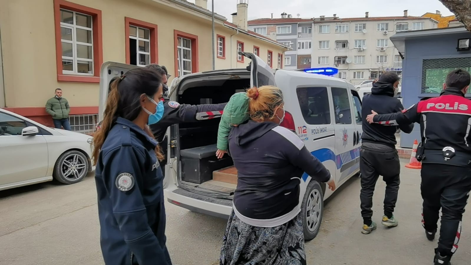 Bursa’nın İnegöl ilçesinde evlerini taşıyan ailenin apartman girişine bıraktığı çamaşır makinesini çalan şahıs ve eşi, Yunus Polis ekiplerince ...