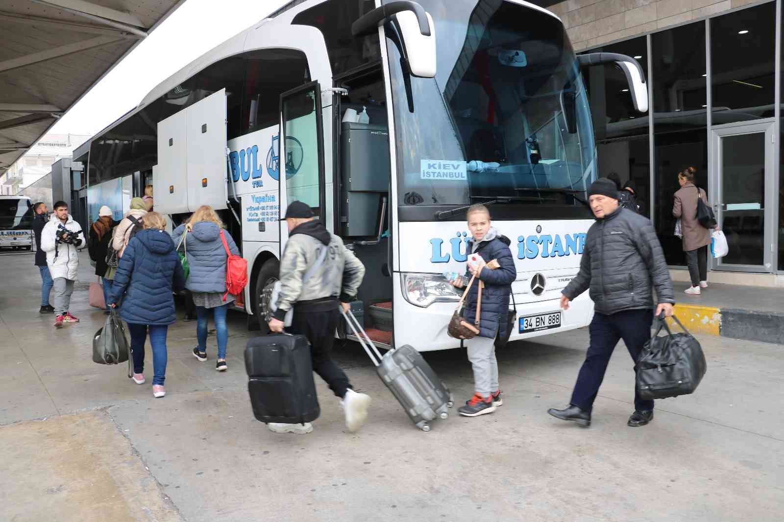 Rusya’nın Ukrayna’ya saldırısı üzerine ülkeden ayrılan aralarında Türk iş adamlarının ve Ukraynalıların bulunduğu 54 kişi otobüsle Türkiye’ye ...