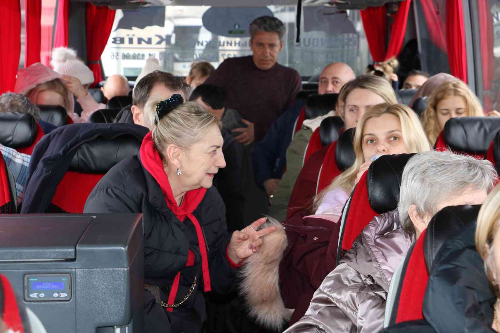 Rusya’nın Ukrayna’ya saldırısı üzerine ülkeden ayrılan aralarında Türk iş adamlarının ve Ukraynalıların bulunduğu 54 kişi otobüsle Türkiye’ye ...