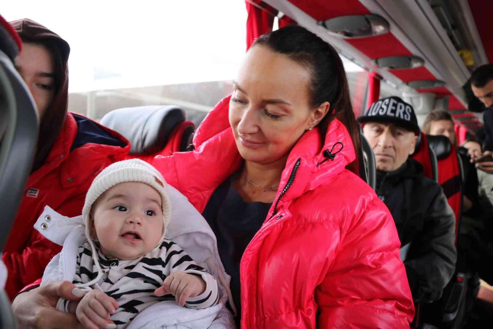 Rusya’nın Ukrayna’ya saldırısı üzerine ülkeden ayrılan aralarında Türk iş adamlarının ve Ukraynalıların bulunduğu 54 kişi otobüsle Türkiye’ye ...