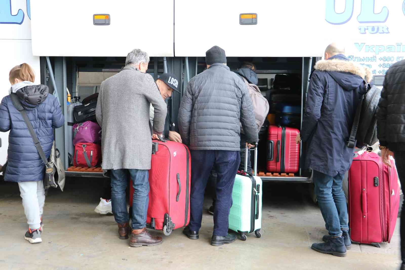 Rusya’nın Ukrayna’ya saldırısı üzerine ülkeden ayrılan aralarında Türk iş adamlarının ve Ukraynalıların bulunduğu 54 kişi otobüsle Türkiye’ye ...