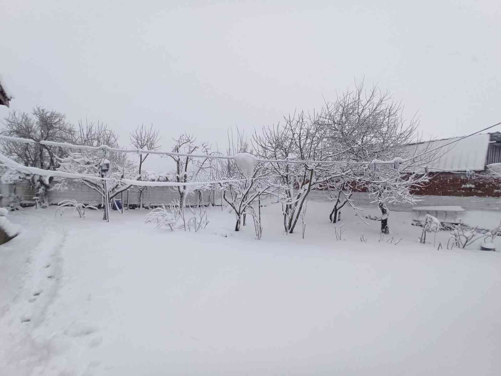 Balkanlardan yurda giriş yapan kar yağışı, Edirne’nin Bulgaristan’a yakın sınır köylerini beyaza büründürdü. Edirne’nin Lalapaşa ilçesinde rakımı ...