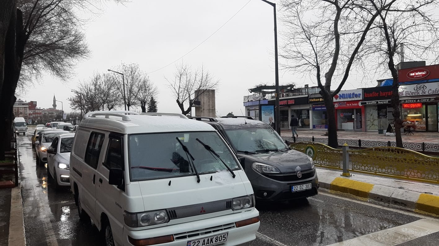 Balkanlardan yurda giriş yapan kar yağışı, Edirne’nin Bulgaristan’a yakın sınır köylerini beyaza büründürdü. Edirne’nin Lalapaşa ilçesinde rakımı ...