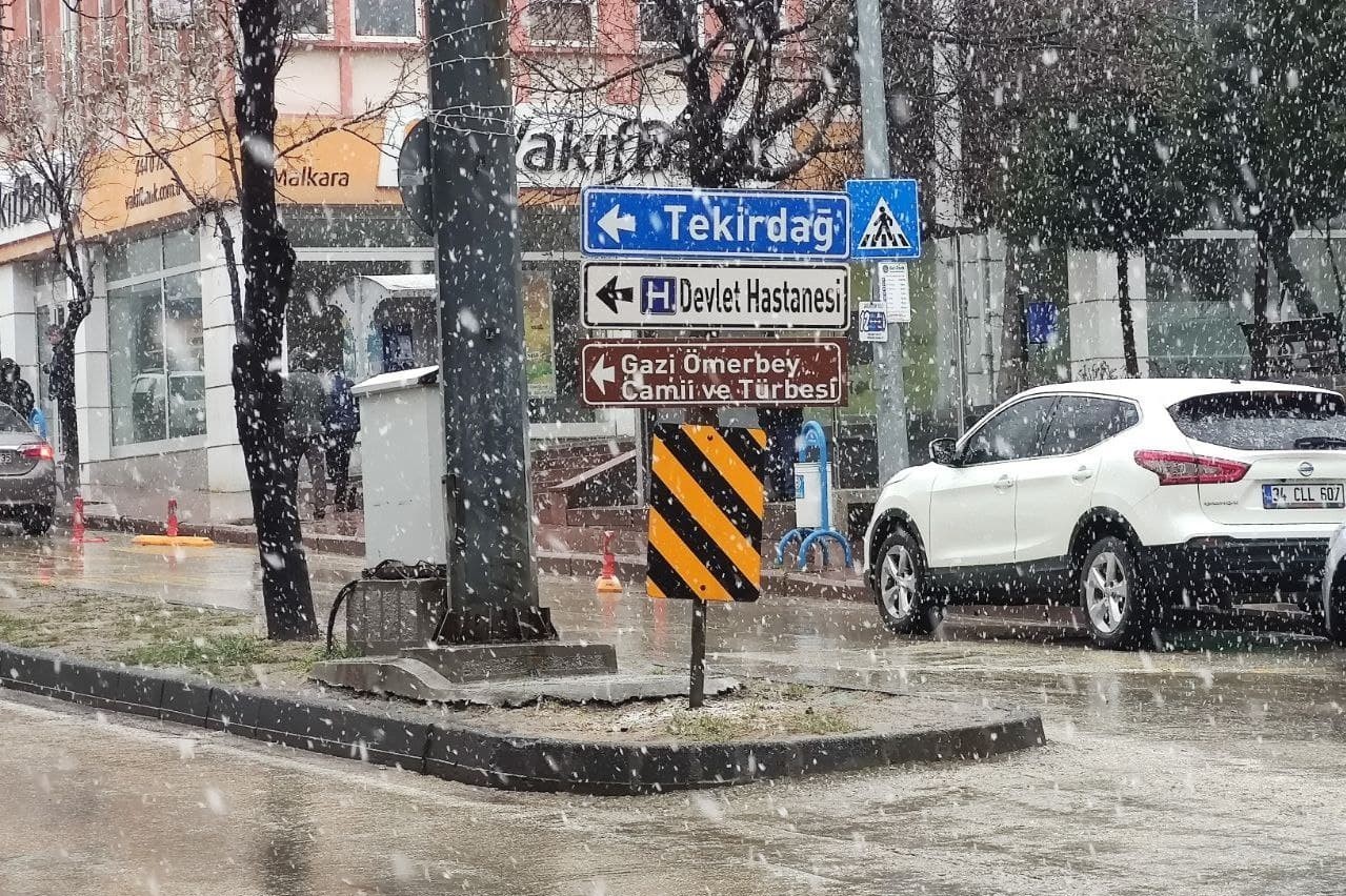 Tekirdağ’ın Malkara ilçesinde etkisini gösteren kar yağışı, İstanbul’a doğru ilerliyor. Balkanlardan yurda giriş yapan kar yağışı, Tekirdağ’ın ...