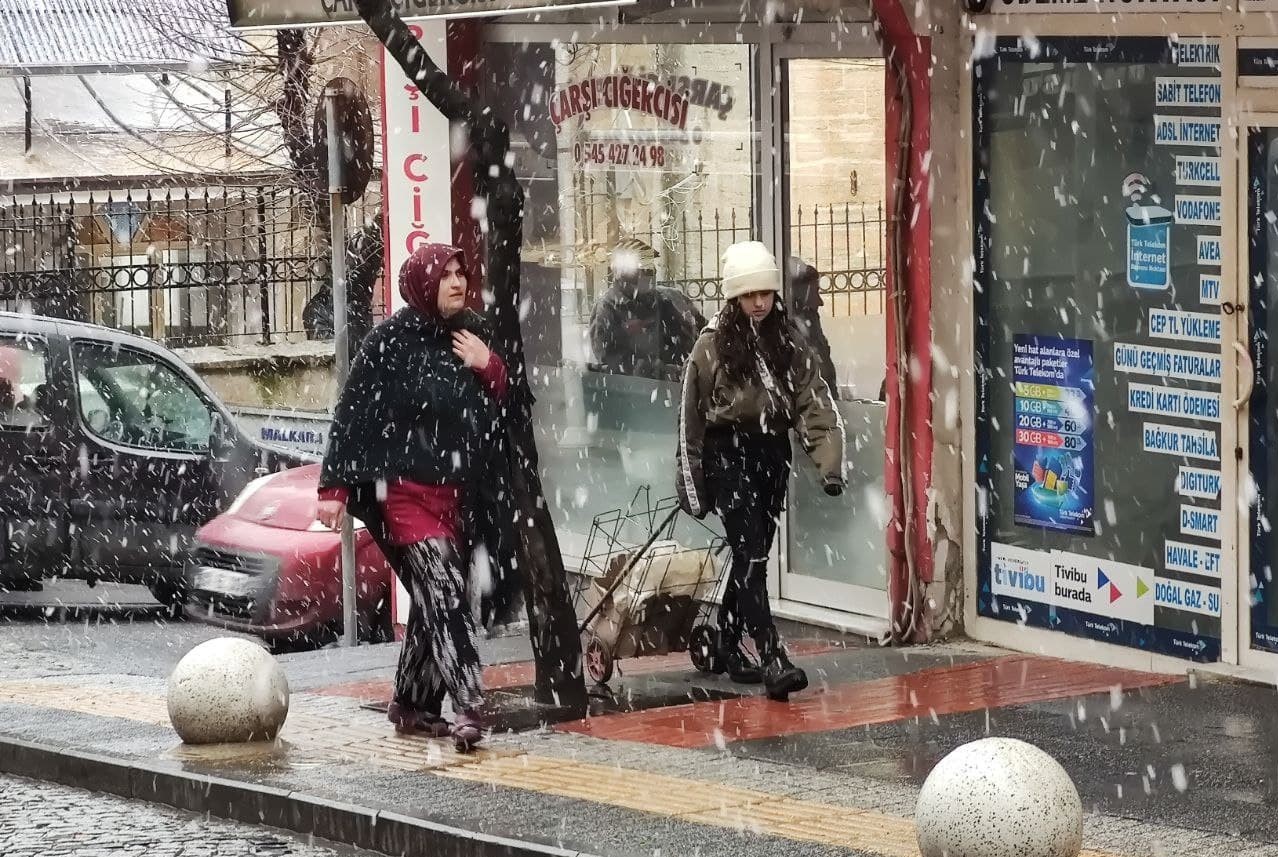 Tekirdağ’ın Malkara ilçesinde etkisini gösteren kar yağışı, İstanbul’a doğru ilerliyor. Balkanlardan yurda giriş yapan kar yağışı, Tekirdağ’ın ...