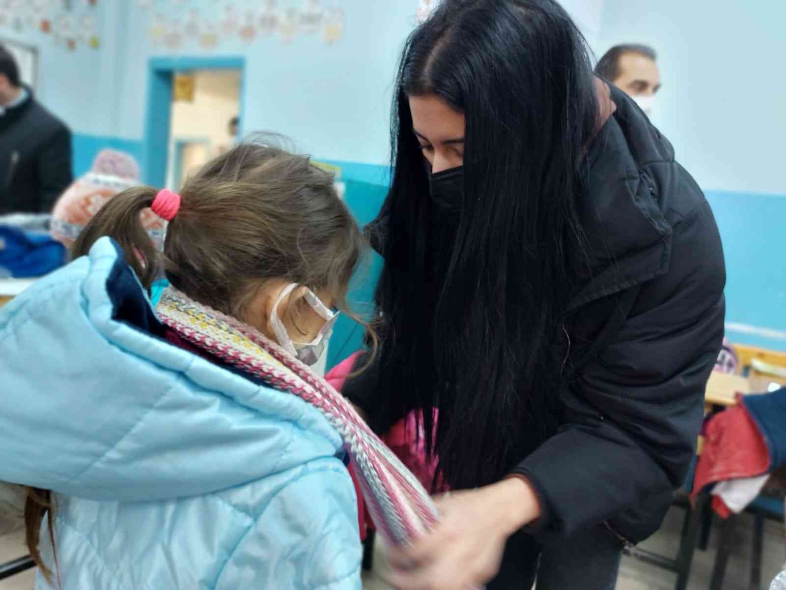 Miniklerin yüzünü güldüren ‘Kardeşim Üşümesin’ projesinin bu yılki son durakları Balıkesir ve Çanakkale ile tamamlandı. Bursa’dan yola çıkan ...