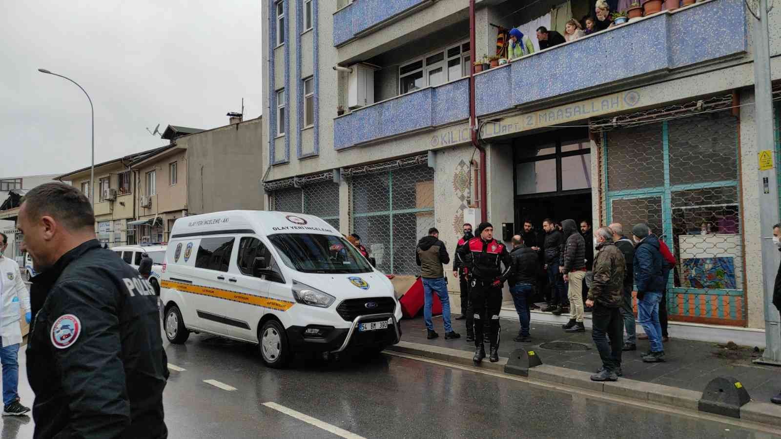 Sakarya’nın Erenler ilçesinde tartıştığı eşini tüfekle vurup, kayınvalidesini tüfeğin dipçiğiyle yaralayan şahıs tutuklanarak cezaevine ...