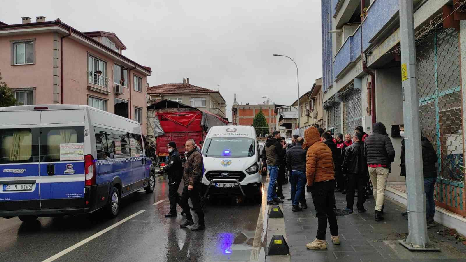 Sakarya’nın Erenler ilçesinde tartıştığı eşini tüfekle vurup, kayınvalidesini tüfeğin dipçiğiyle yaralayan şahıs tutuklanarak cezaevine ...