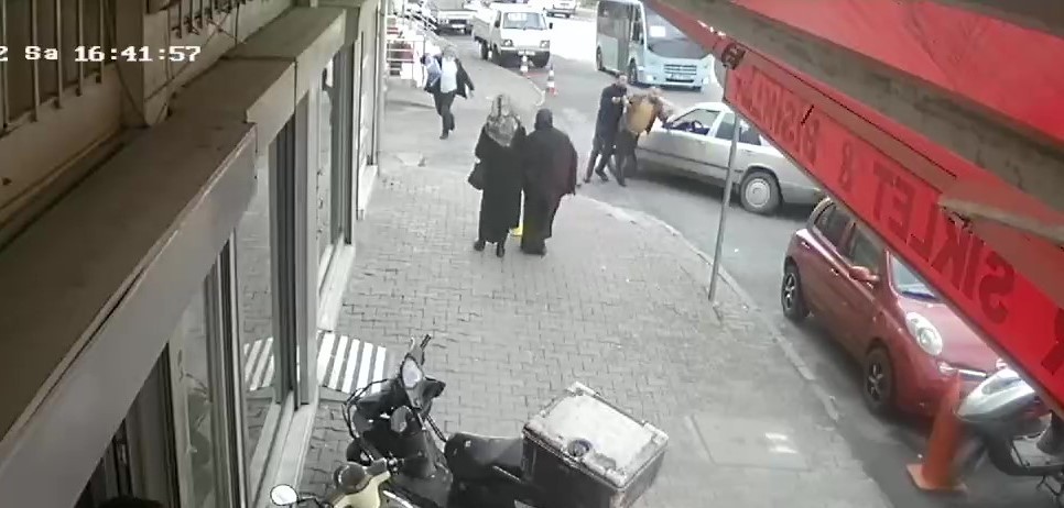 Kartal’da polisten kaçan 2 şahsın bulunduğu otomobil, 2 yayayı teğet geçerek yol üzerindeki baklavacı dükkanına daldı. Polisten kaçışları kazayla ...