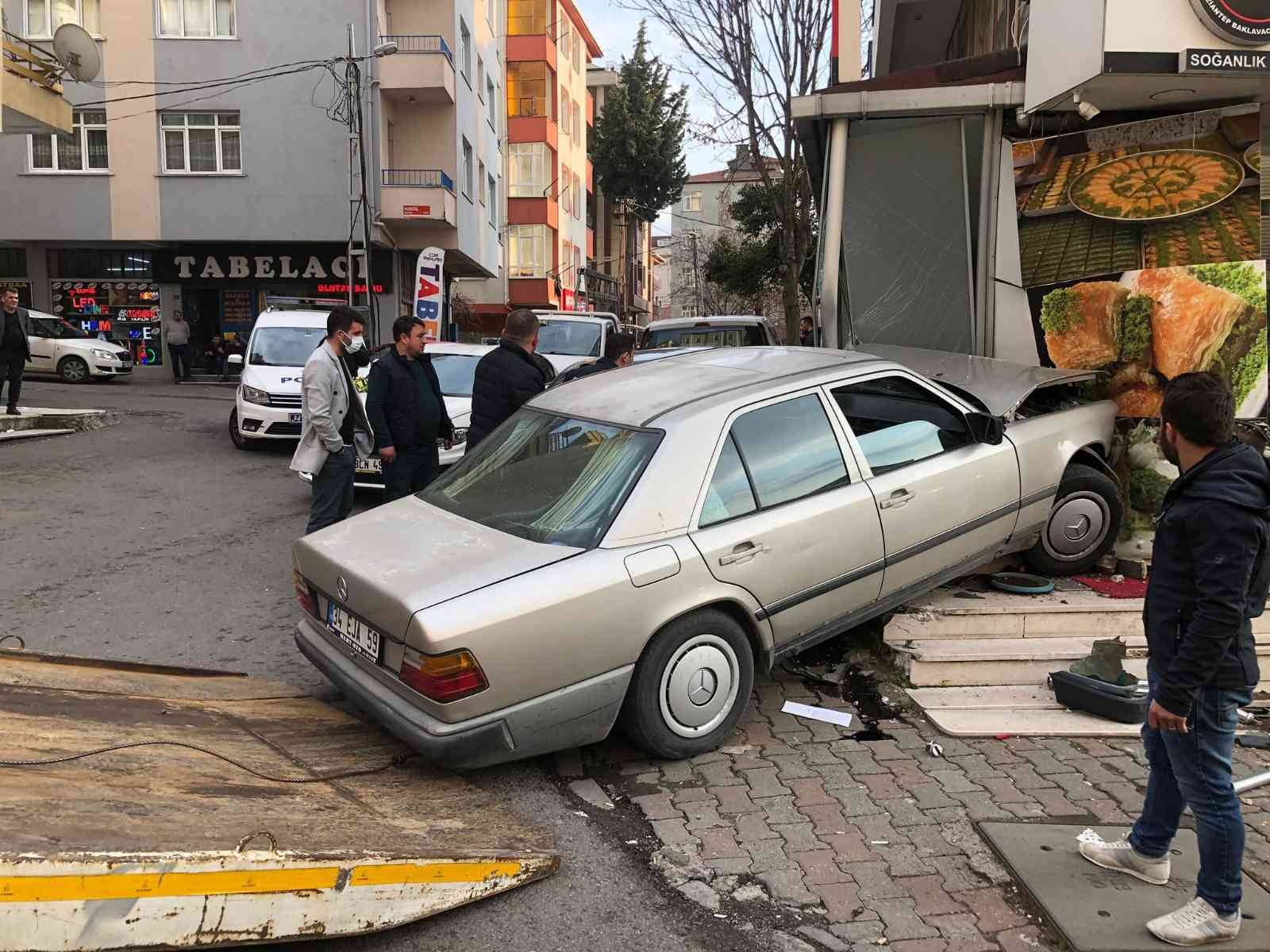 Kartal’da polisten kaçan 2 şahsın bulunduğu otomobil, 2 yayayı teğet geçerek yol üzerindeki baklavacı dükkanına daldı. Polisten kaçışları kazayla ...