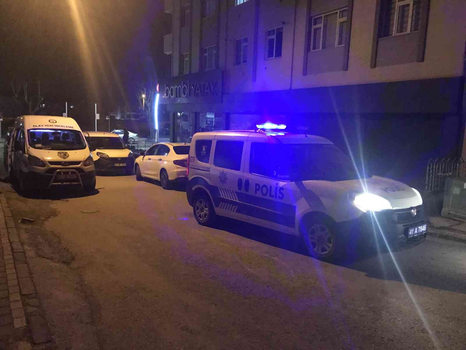 Kocaeli’de otomobilde tabancayla oynayan bir kişi, silahın kazara ateş alması sebebiyle önce kendini ardından arkadaşını yaraladı. Olay, Derince ...