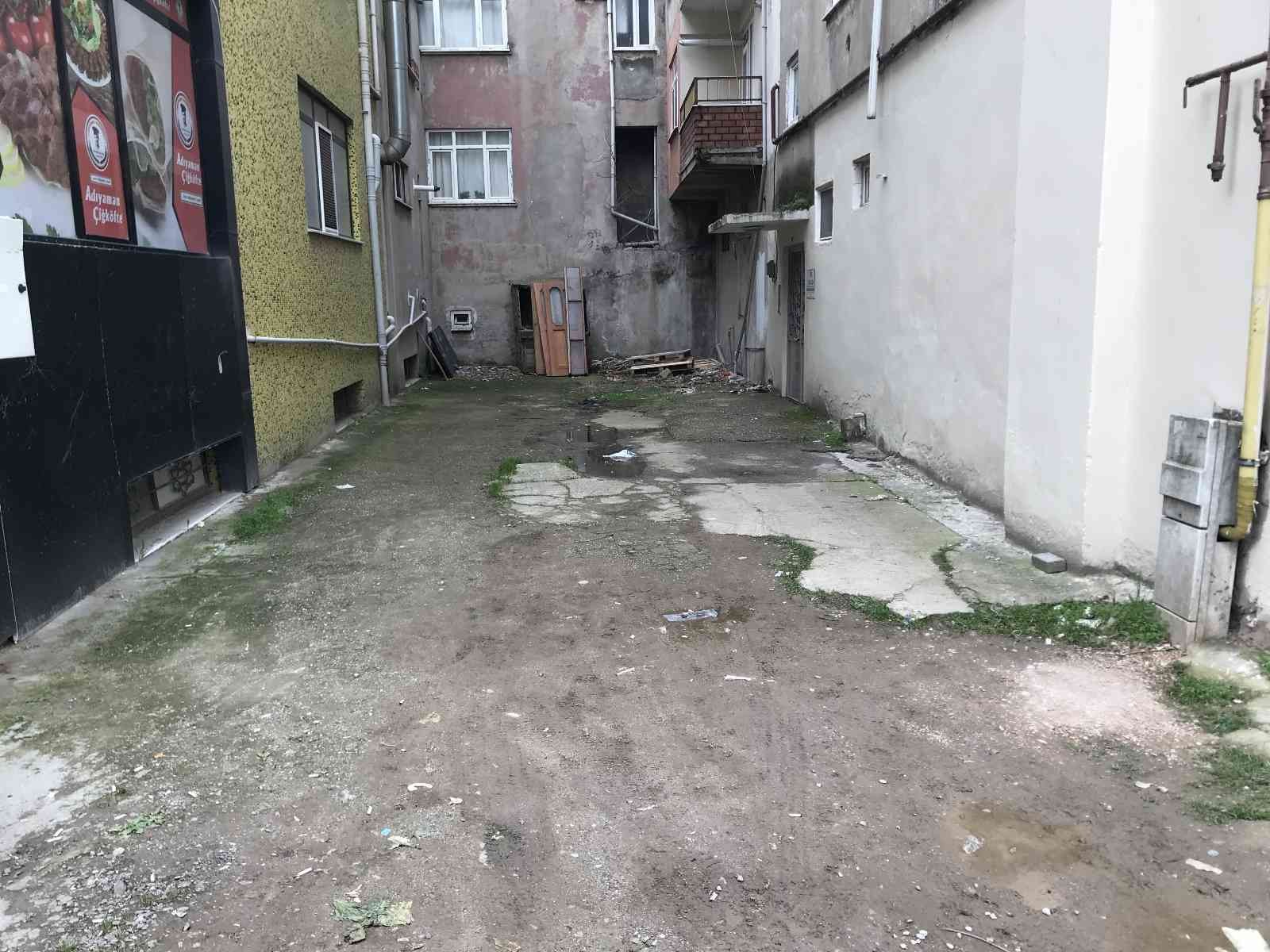 Kocaeli’de otomobilde tabancayla oynayan bir kişi, silahın kazara ateş alması sebebiyle önce kendini ardından arkadaşını yaraladı. Olay, Derince ...