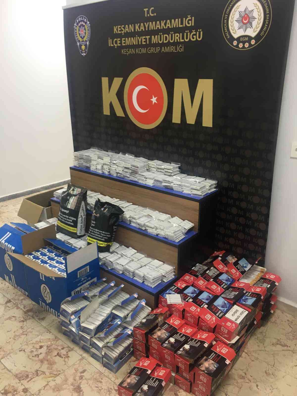 Edirne’nin Keşan ilçesinde bir otomobilde 53 bin tütün doldurulmuş makaron ve 6 kilogram kaçak tütün ele geçirilirken, olayla ilgili 1 kişi ...