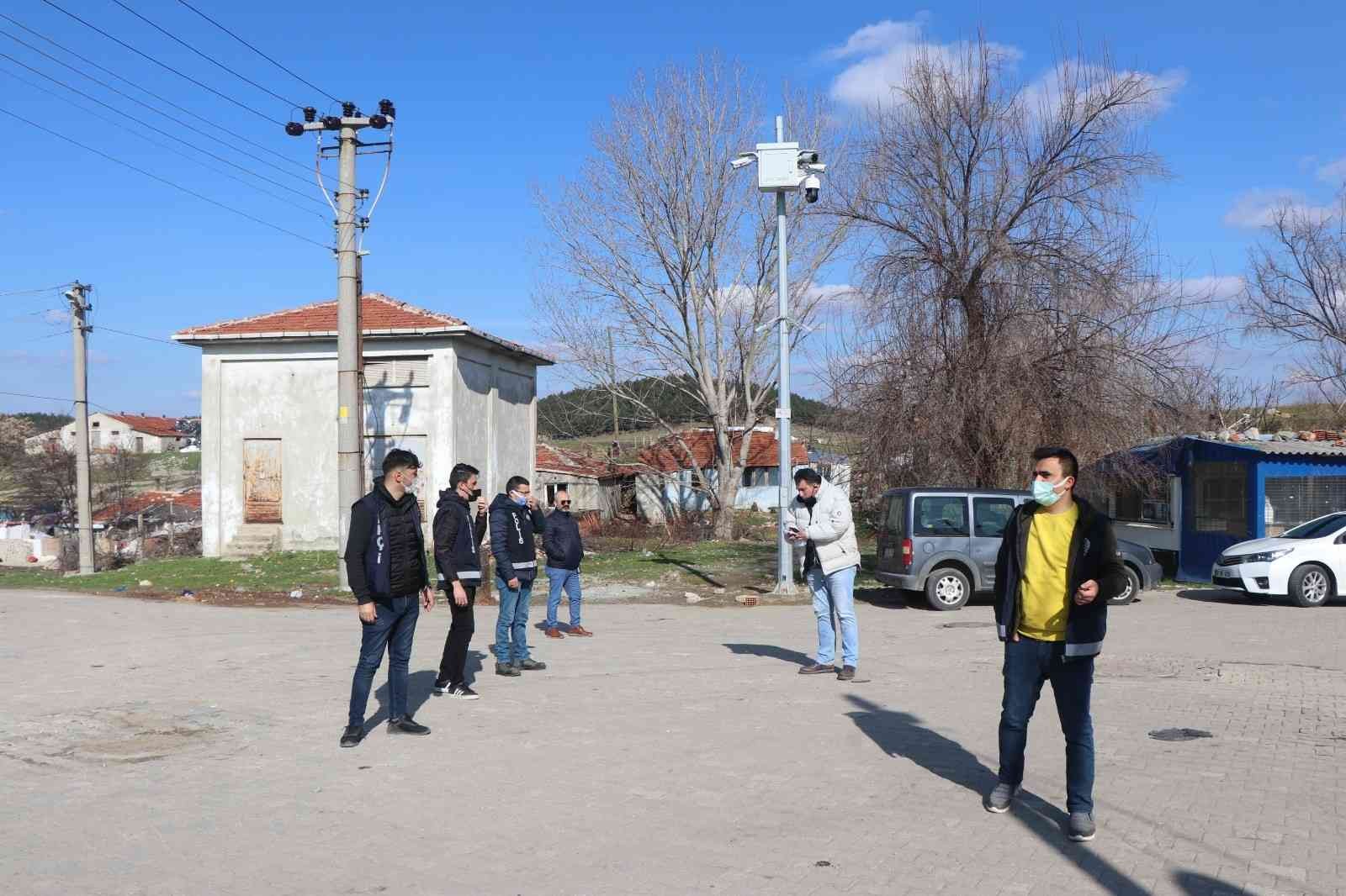 Edirne’nin Keşan ilçesinde huzur denetimlerine devam eden İlçe Emniyet Müdürlüğü ekipleri çok sayıda noktada uygulamalar yaptı. 875 kişinin ...