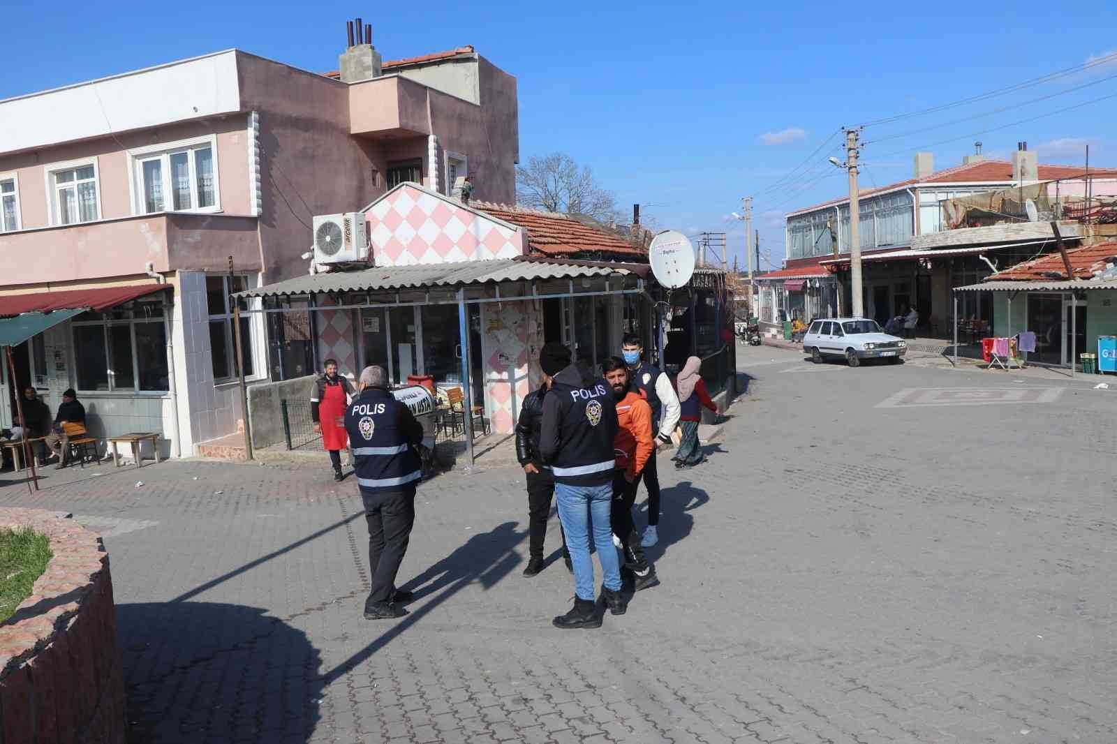 Edirne’nin Keşan ilçesinde huzur denetimlerine devam eden İlçe Emniyet Müdürlüğü ekipleri çok sayıda noktada uygulamalar yaptı. 875 kişinin ...