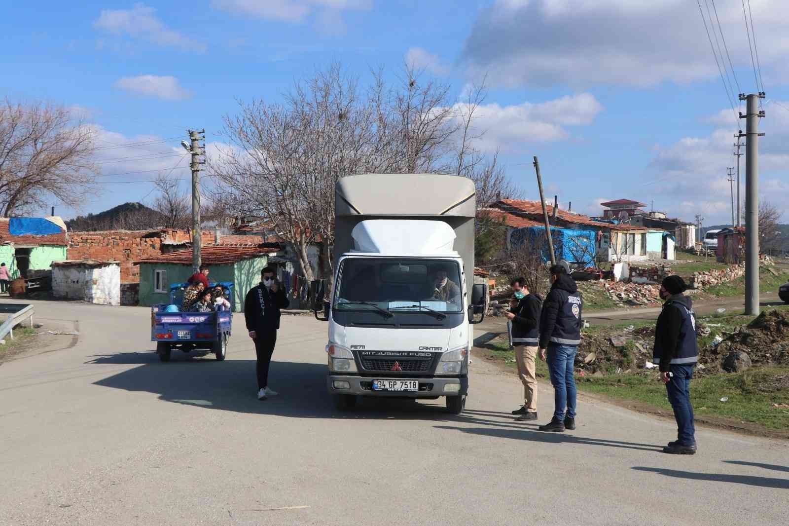 Edirne’nin Keşan ilçesinde huzur denetimlerine devam eden İlçe Emniyet Müdürlüğü ekipleri çok sayıda noktada uygulamalar yaptı. 875 kişinin ...