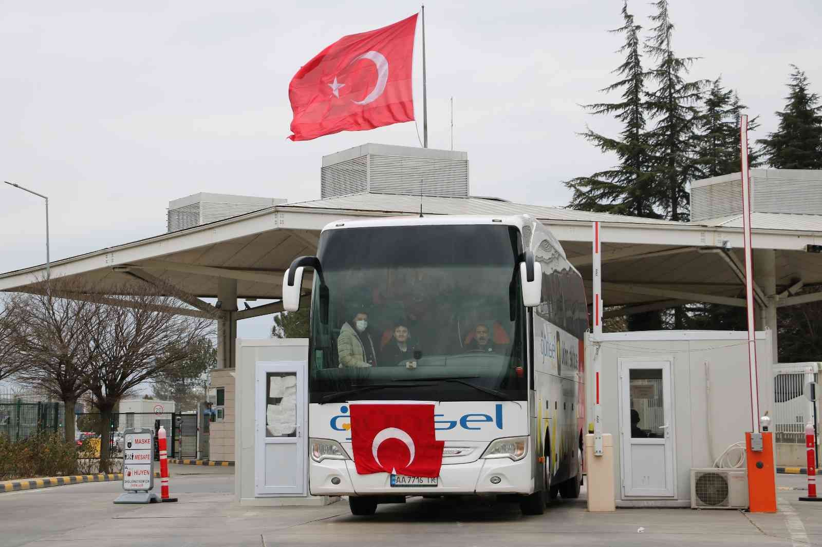 Ukrayna’da çatışmaların yaşandığı başkent Kiev’den karayolu ile tahliye edilen 45 kişilik ilk Türk kafilesi, yaklaşık 48 saatin ardından Kapıkule ...