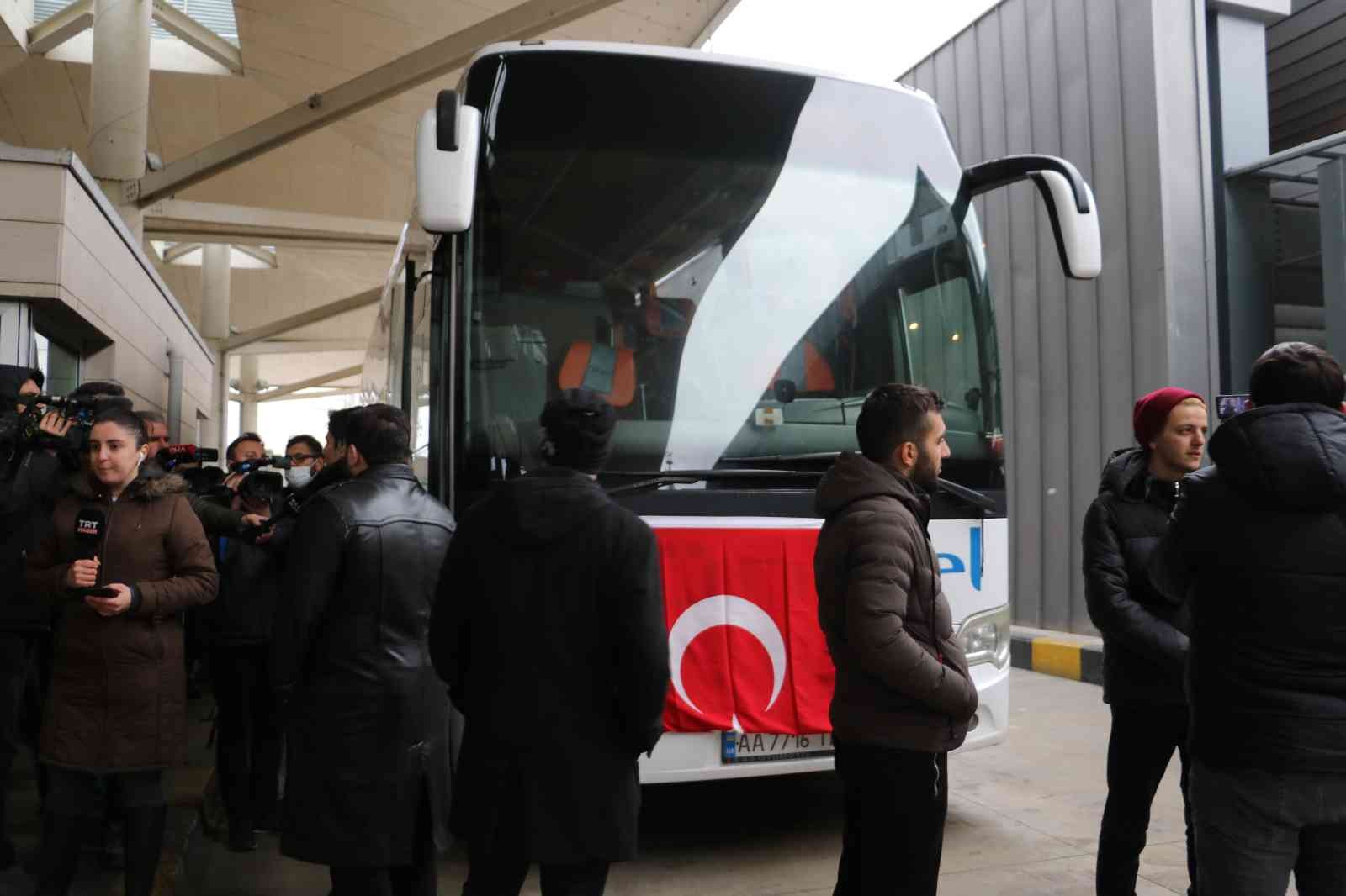 Ukrayna’da çatışmaların yaşandığı başkent Kiev’den karayolu ile tahliye edilen 45 kişilik ilk Türk kafilesi, yaklaşık 48 saatin ardından Kapıkule ...