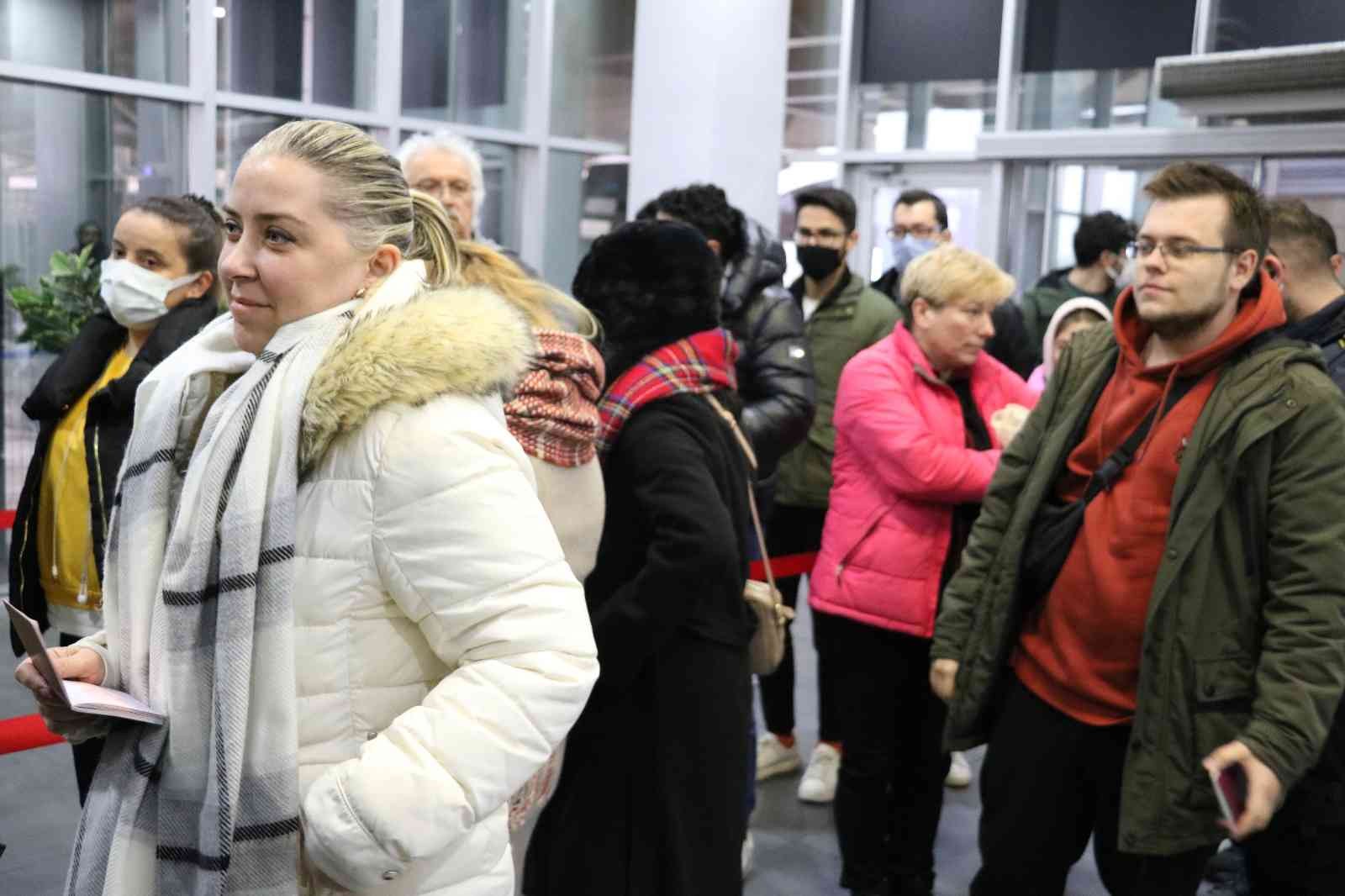 Ukrayna’da çatışmaların yaşandığı başkent Kiev’den karayolu ile tahliye edilen 45 kişilik ilk Türk kafilesi, yaklaşık 48 saatin ardından Kapıkule ...