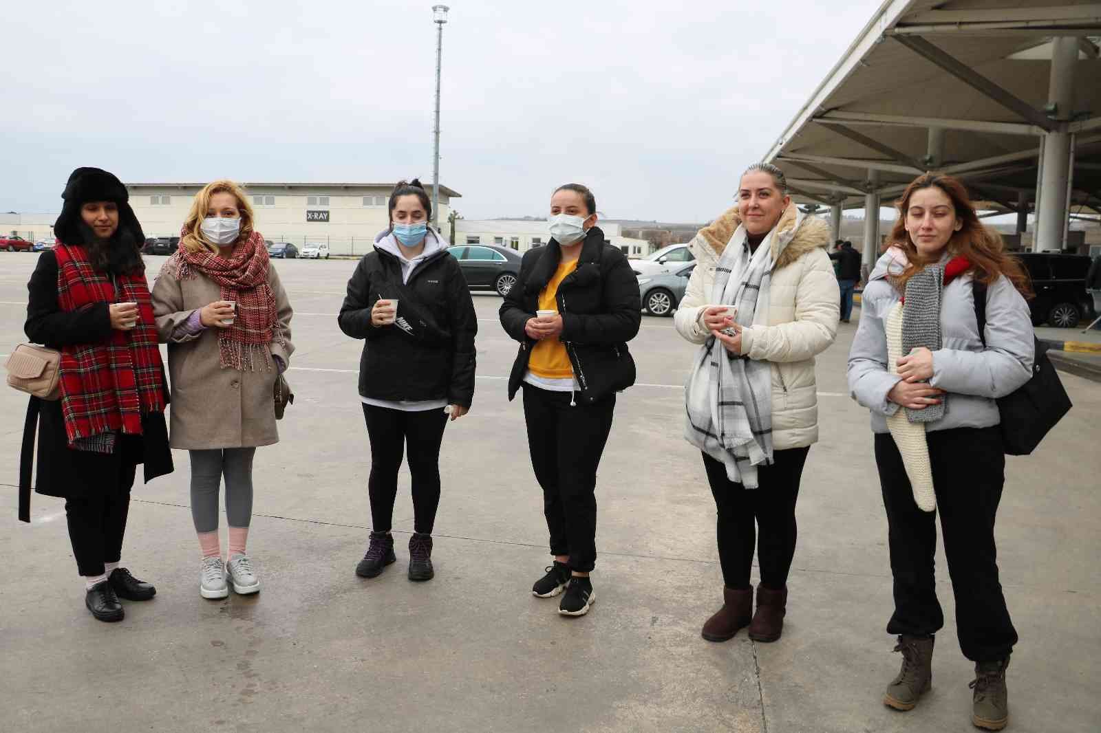 Ukrayna’da çatışmaların yaşandığı başkent Kiev’den karayolu ile tahliye edilen 45 kişilik ilk Türk kafilesi, yaklaşık 48 saatin ardından Kapıkule ...