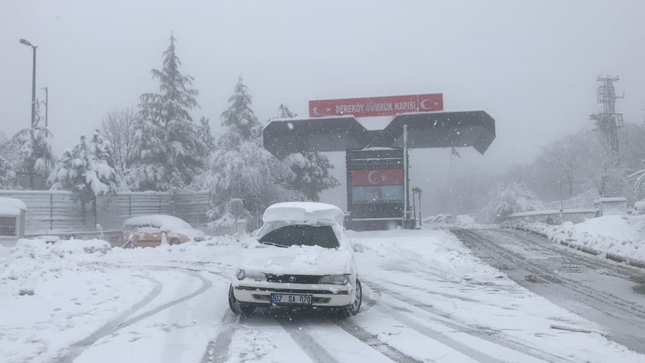 Balkanlardan yurda giriş yapan kar yağışı sınır bölgelerini beyaza kapladı. Kırklareli’nin Yüksel kesimlerinde kar yağışı etkili oluyor. Kar ...