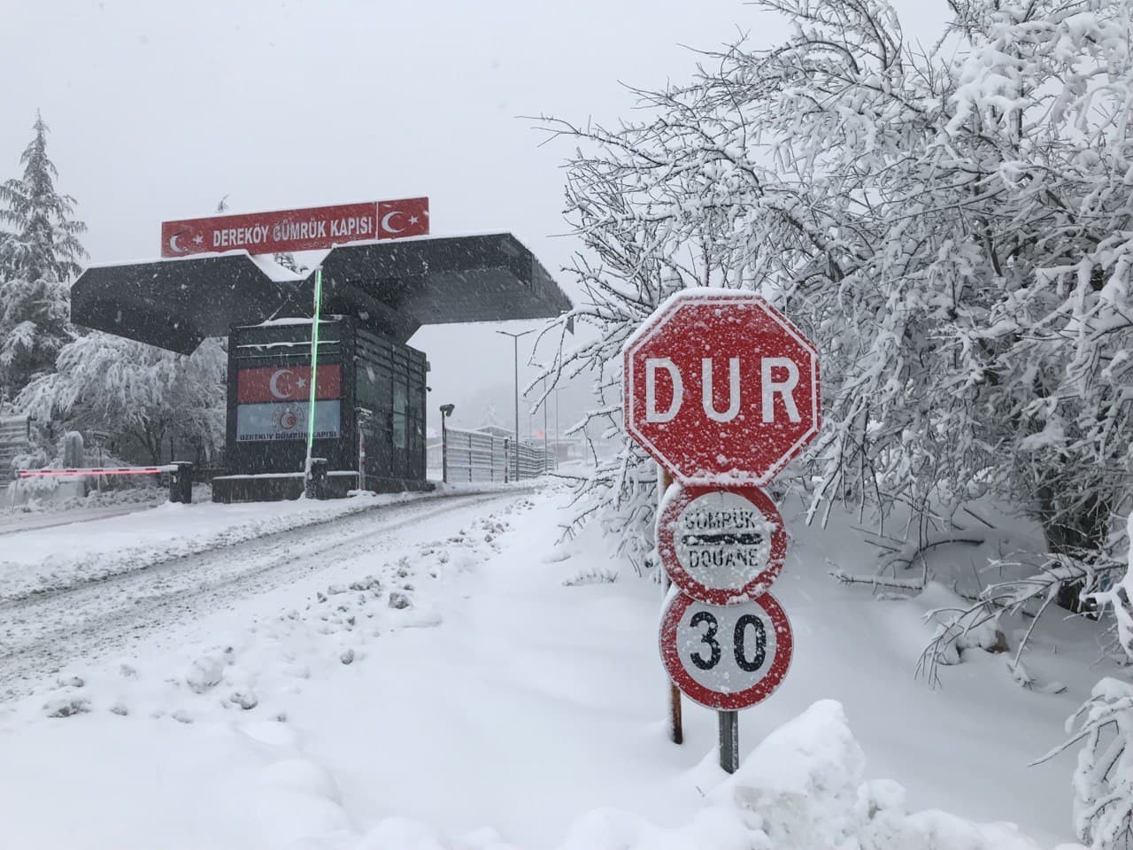 Balkanlardan yurda giriş yapan kar yağışı sınır bölgelerini beyaza kapladı. Kırklareli’nin Yüksel kesimlerinde kar yağışı etkili oluyor. Kar ...