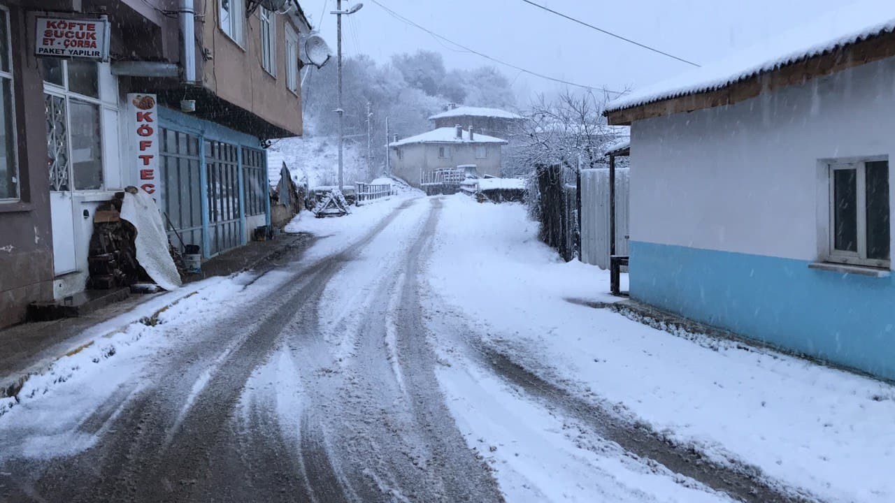 Balkanlardan yurda giriş yapan kar yağışı sınır bölgelerini beyaza kapladı. Kırklareli’nin Yüksel kesimlerinde kar yağışı etkili oluyor. Kar ...