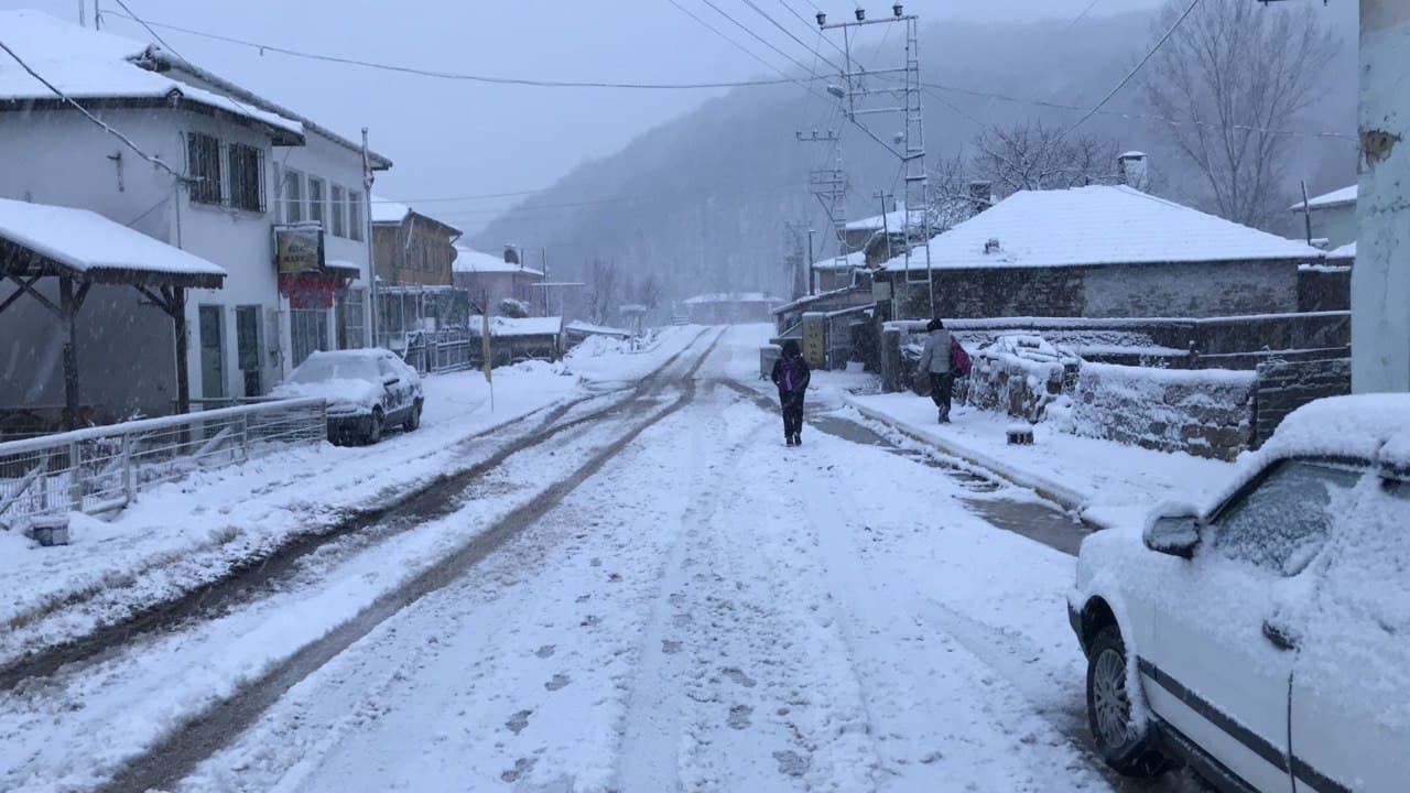 Balkanlardan yurda giriş yapan kar yağışı sınır bölgelerini beyaza kapladı. Kırklareli’nin Yüksel kesimlerinde kar yağışı etkili oluyor. Kar ...