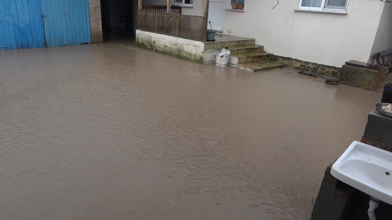 Kırklareli’nde etkili olan sağanak yağış sebebiyle birçok ev bahçelerini ve iş yerlerini su bastı. Meteoroloji Genel Müdürlüğünün uyarılarının ...