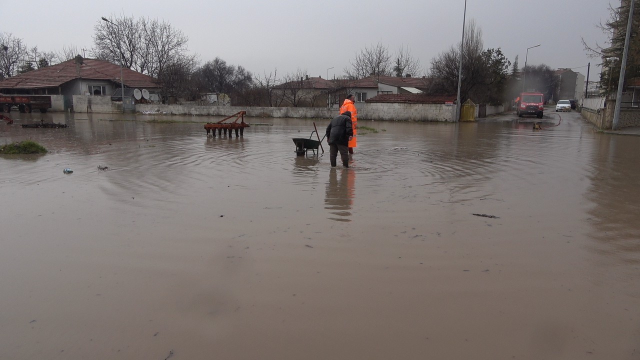 Kırklareli’nde etkili olan sağanak yağış sebebiyle birçok ev bahçelerini ve iş yerlerini su bastı. Meteoroloji Genel Müdürlüğünün uyarılarının ...