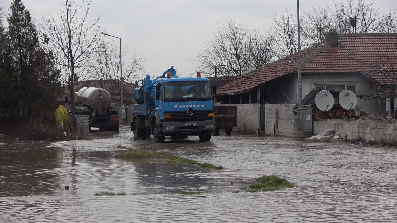 Kırklareli’nde etkili olan sağanak yağış sebebiyle birçok ev bahçelerini ve iş yerlerini su bastı. Meteoroloji Genel Müdürlüğünün uyarılarının ...