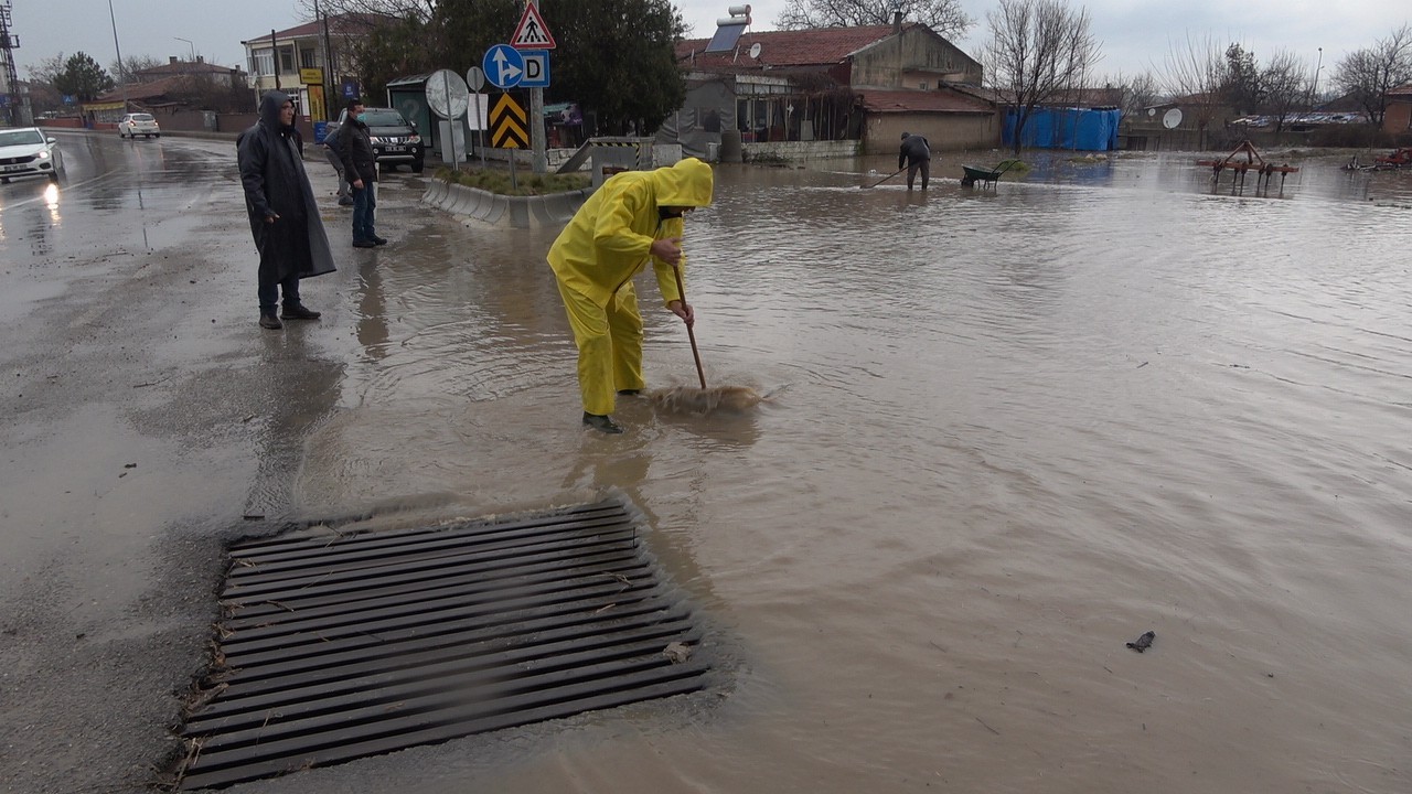 Kırklareli’nde etkili olan sağanak yağış sebebiyle birçok ev bahçelerini ve iş yerlerini su bastı. Meteoroloji Genel Müdürlüğünün uyarılarının ...