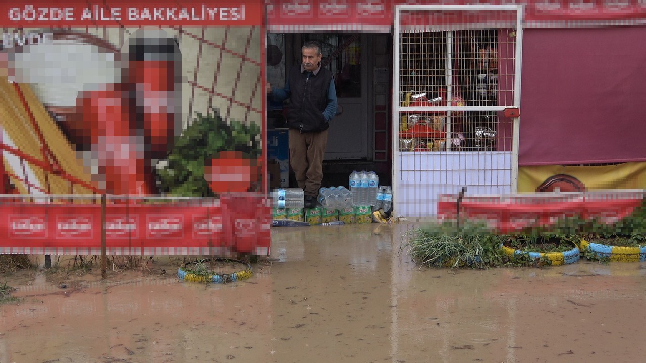 Kırklareli’nde etkili olan sağanak yağış sebebiyle birçok ev bahçelerini ve iş yerlerini su bastı. Meteoroloji Genel Müdürlüğünün uyarılarının ...