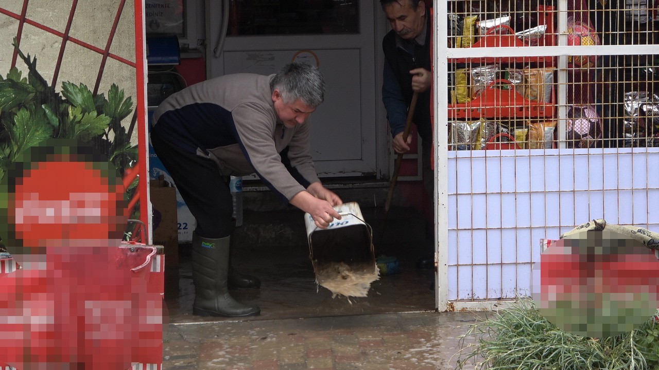 Kırklareli’nde etkili olan sağanak yağış sebebiyle birçok ev bahçelerini ve iş yerlerini su bastı. Meteoroloji Genel Müdürlüğünün uyarılarının ...